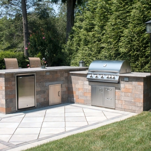 Outdoor Dining - Custom L-Shaped Kitchen with Verona Wall - Westchester Blend