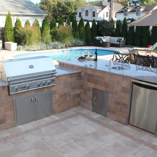 Outdoor Dining - L-Shaped Kitchen with Verona Wall - Golden Brown Blend