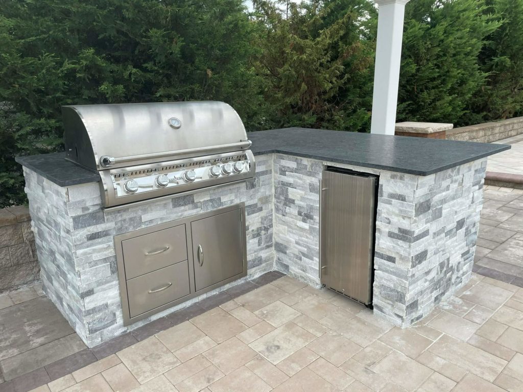 Modular Outdoor Kitchen Kits That Simplify Planning and Support Your Vision