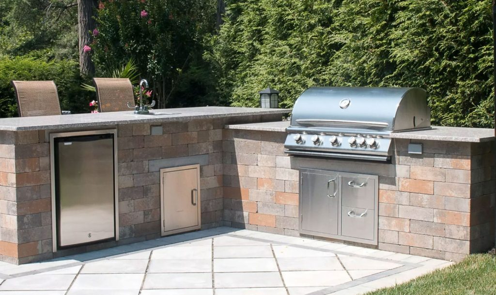 Nicolock's L-Shaped Kitchen and Grill Island Deluxe kits